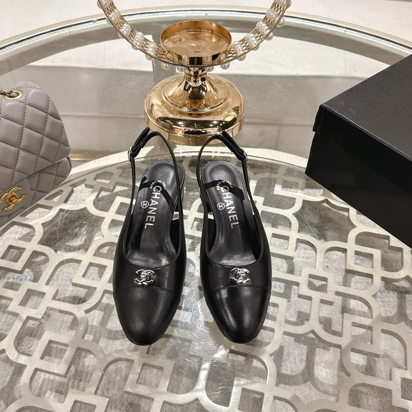 👟👟Ex-factory price 540👟👟 Chanel 𝟐𝟎𝟐𝟓SS spring and summer new double C button Mary Jane 🆕 Xiaoxiang𝐂jia's beautiful Mary Jane sandals are so sweet that they are so beautiful that they have a round square toe design. Cute and cute ~ metal/button logo. The appearance is super online. When you wear it, you will feel like a wealthy daughter. I thought it looked good only when I put it on my feet, I realized how easy it is to wear ~ Upper: Customized lambskin Lining: Sheepskin Outsole: Genuine leather outsole imported from Italy Code number: 35-42 (customized on 40.41.24, non-refundable) Packaging: The latest gift box packaging at the counter